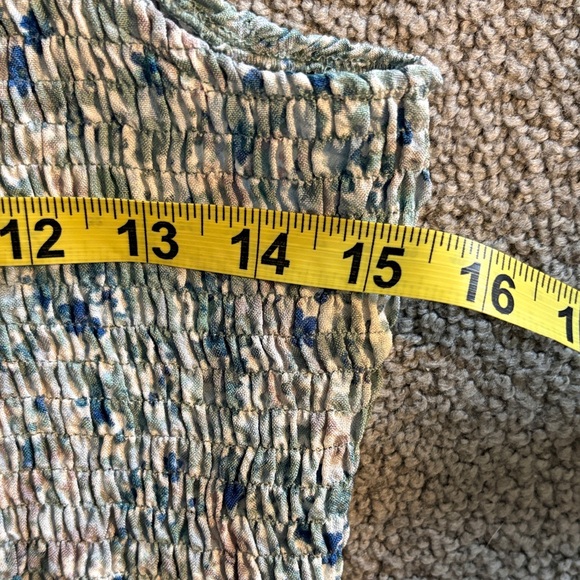 Paper Crane Floral Smocked Ruffle Sleeve Top. Size Medium - Picture 6 of 7